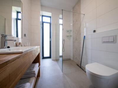 Ośrodek Róża Wiatrów w Węgorzewie - pokój dwupoziomowy z balkonem - łazienka