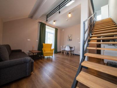 Ośrodek Róża Wiatrów w Węgorzewie - pokój dwupoziomowy z balkonem