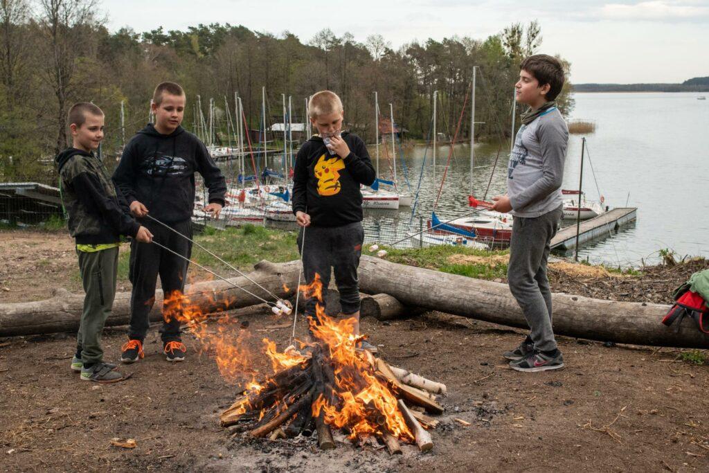 Miejsce na ognisko w ośrodku Róża Wiatrów w Węgorzewie, nad jeziorem Święcajty