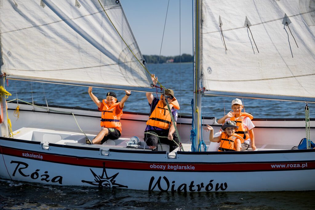 Rejs rekreacyjny po jeziorze jachtem Róży Wiatrów