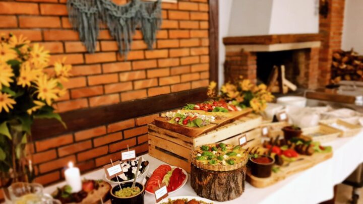 Wiejski stół- wesela w ośrodku Róża Wiatrów w Węgorzewie