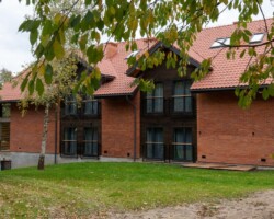 Budynek główny ośrodka Róża Wiatrów w Węgorzewie – komfortowe miejsce na wypoczynek nad jeziorem Święcajty Widok na budynek główny ośrodka Róża Wiatrów w Węgorzewie, nad jeziorem Święcajty
