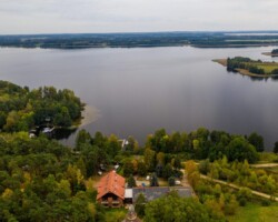 jezioro Swięcajty z lotu Ptaka, Ośrodek Róża Wiatrów na Mazurach