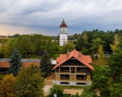 Ośrodek Róża Wiatrów w Węgorzewie to przestrzeń stworzona do wypoczynku nad jeziorem Święcajty. Główny budynek ośrodka oferuje komfortowe zakwaterowanie oraz zaplecze niezbędne do pełnego relaksu w otoczeniu natury. Idealny wybór dla rodzin, par i osób szukających odpoczynku na Mazurach, połączonego z wygodą i pięknymi widokami. Budynek Główny – Ośrodek Róża Wiatrów nad Jeziorem Święcajty w Węgorzewie