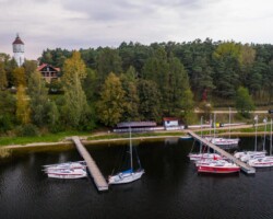 Port i żaglówki w ośrodku Róża Wiatrów nad jeziorem Święcajty o zmierzchu – idealne miejsce dla miłośników żeglarstwa Jezioro Święcajty i port z żaglówkami o zmierzchu, ośrodek Róża Wiatrów w Węgorzewie