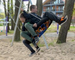 Plac zabaw w ośrodku Róża Wiatrów – miejsce rekreacji dla rodzin i dzieci w otoczeniu natury Plac zabaw w ośrodku Róża Wiatrów w Węgorzewie nad jeziorem Święcajty, w otoczeniu drzew i naturalnej przyrody
