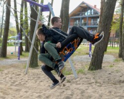 Plac zabaw w ośrodku Róża Wiatrów – miejsce rekreacji dla rodzin i dzieci w otoczeniu natury Plac zabaw w ośrodku Róża Wiatrów w Węgorzewie nad jeziorem Święcajty, w otoczeniu drzew i naturalnej przyrody
