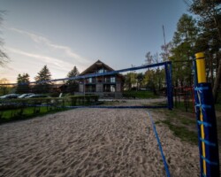 Boisko do siatkówki plażowej w ośrodku Róża Wiatrów, otoczone naturą w Węgorzewie nad jeziorem Święcajty Boisko do siatkówki plażowej przy ośrodku Róża Wiatrów w Węgorzewie, nad jeziorem Święcajty