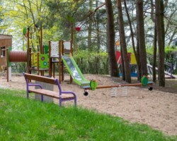 Plac zabaw w Ośrodku Róża Wiatrów Plac zabaw w Ośrodku Róża Wiatrów