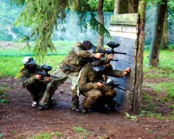 Paintball w ośrodku Róża Wiatrów – idealna rozrywka dla miłośników adrenaliny na świeżym powietrzu Paintball w Ośrodku Róża Wiatrów – Aktywna Rozrywka w Węgorzewie