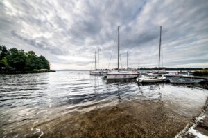 Widok na jezioro Święcajty i żaglówki z plaży ośrodka Róża Wiatrów w Węgorzewie