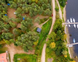 Żaglówki na jeziorze Święcajty widziane z plaży ośrodka Róża Wiatrów – idealne miejsce na wypoczynek nad wodą Widok na jezioro Święcajty i żaglówki z plaży ośrodka Róża Wiatrów w Węgorzewie
