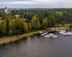 Żaglówki przycumowane w porcie ośrodka Róża Wiatrów nad jeziorem Święcajty – doskonałe miejsce na żeglarską przygodę Żaglówki przycumowane w porcie ośrodka Róża Wiatrów w Węgorzewie, jezioro Święcajty