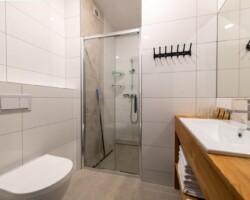 Ośrodek Róża Wiatrów w Węgorzewie - pokój dwupoziomowy, łazienka Ośrodek Róża Wiatrów w Węgorzewie - łazienka