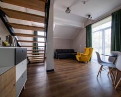 Ośrodek Róża Wiatrów w Węgorzewie - pokój dwupoziomowy z balkonem -noclegi, wakacje dla rodzin Ośrodek Róża Wiatrów w Węgorzewie - pokój dwupoziomowy z balkonem