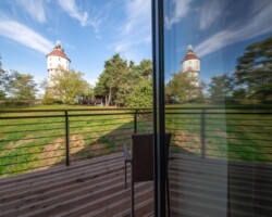 Ośrodek Róża Wiatrów w Węgorzewie - pokój dwupoziomowy z balkonem balkon Ośrodek Róża Wiatrów w Węgorzewie - pokój dwupoziomowy z balkonem balkonwidok