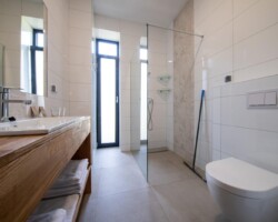 Ośrodek Róża Wiatrów w Węgorzewie - pokój dwupoziomowy z balkonem - łazienka Ośrodek Róża Wiatrów w Węgorzewie - pokój dwupoziomowy z balkonem - łazienka