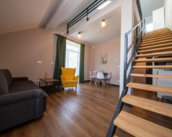 Ośrodek Róża Wiatrów w Węgorzewie - pokój dwupoziomowy z balkonem -noclegi, wakacje dla rodzin Ośrodek Róża Wiatrów w Węgorzewie - pokój dwupoziomowy z balkonem
