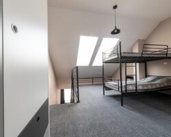 Ośrodek Róża Wiatrów w Węgorzewie - pokój dwupoziomowy z balkonem - antresola Ośrodek Róża Wiatrów w Węgorzewie - pokój dwupoziomowy z balkonem - antresolaantresola