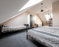 Ośrodek Róża Wiatrów w Węgorzewie - pokój dwupoziomowy z balkonem - antresola Ośrodek Róża Wiatrów w Węgorzewie - pokój dwupoziomowy z balkonem - antresola