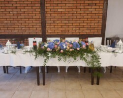 Wesele w Róży Wiatrów - wesele "niebieskie" stół Młodej Pary Wesele w Róży Wiatrów - wesele "niebieskie" stół Młodej Pary