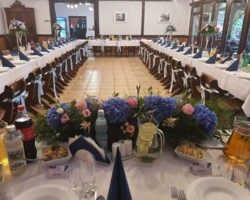 Wesele w Róży Wiatrów - wesele "niebieskie" stół Młodej Pary widok sali Wesele w Róży Wiatrów - wesele "niebieskie" stół Młodej Pary widok sali