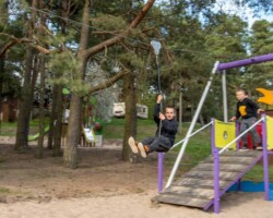Strefa zabaw dla dzieci w ośrodku Róża Wiatrów – idealne miejsce do rodzinnego wypoczynku nad jeziorem Święcajty Strefa zabaw dla dzieci w ośrodku Róża Wiatrów w Węgorzewie, nad jeziorem Święcajty