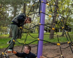 Strefa zabaw dla dzieci w ośrodku Róża Wiatrów – idealne miejsce do rodzinnego wypoczynku nad jeziorem Święcajty Strefa zabaw dla dzieci w ośrodku Róża Wiatrów w Węgorzewie, nad jeziorem Święcajty