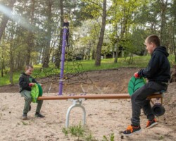 Strefa zabaw dla dzieci w ośrodku Róża Wiatrów – idealne miejsce do rodzinnego wypoczynku nad jeziorem Święcajty Strefa zabaw dla dzieci w ośrodku Róża Wiatrów w Węgorzewie, nad jeziorem Święcajty