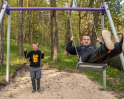 Strefa zabaw dla dzieci w ośrodku Róża Wiatrów – idealne miejsce do rodzinnego wypoczynku nad jeziorem Święcajty Strefa zabaw dla dzieci w ośrodku Róża Wiatrów w Węgorzewie, nad jeziorem Święcajty