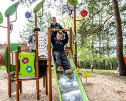 Strefa zabaw dla dzieci w ośrodku Róża Wiatrów – idealne miejsce do rodzinnego wypoczynku nad jeziorem Święcajty Strefa zabaw dla dzieci w ośrodku Róża Wiatrów w Węgorzewie, nad jeziorem Święcajty