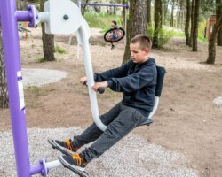 Siłownia plenerowa w ośrodku Róża Wiatrów, pozwalająca na aktywny wypoczynek w otoczeniu natury nad jeziorem Święcajty Siłownia plenerowa w ośrodku Róża Wiatrów w Węgorzewie, nad jeziorem Święcajty
