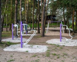 Siłownia plenerowa w ośrodku Róża Wiatrów, pozwalająca na aktywny wypoczynek w otoczeniu natury nad jeziorem Święcajty Siłownia plenerowa w ośrodku Róża Wiatrów w Węgorzewie, nad jeziorem Święcajty