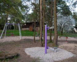 Plac zabaw w ośrodku Róża Wiatrów – miejsce rekreacji dla rodzin i dzieci w otoczeniu natury Plac zabaw w ośrodku Róża Wiatrów w Węgorzewie nad jeziorem Święcajty, w otoczeniu drzew i naturalnej przyrody