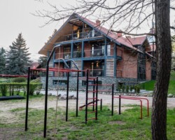 Strefa zabaw dla dzieci w ośrodku Róża Wiatrów – idealne miejsce do rodzinnego wypoczynku nad jeziorem Święcajty strefa aktywności - plac zabaw