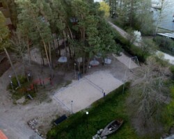 Boisko do siatkówki plażowej w ośrodku Róża Wiatrów, otoczone naturą w Węgorzewie nad jeziorem Święcajty boisko do siatkówki z lotu ptaka