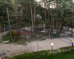 Boisko do siatkówki plażowej w ośrodku Róża Wiatrów, otoczone naturą w Węgorzewie nad jeziorem Święcajty Boisko do siatkówki plażowej przy ośrodku Róża Wiatrów w Węgorzewie, nad jeziorem Święcajty