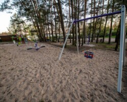 Plac zabaw w ośrodku Róża Wiatrów – miejsce rekreacji dla rodzin i dzieci w otoczeniu natury Plac zabaw w ośrodku Róża Wiatrów w Węgorzewie nad jeziorem Święcajty, w otoczeniu drzew i naturalnej przyrody