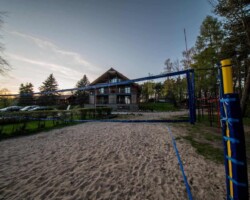 Boisko do siatkówki plażowej w ośrodku Róża Wiatrów, otoczone naturą w Węgorzewie nad jeziorem Święcajty Boisko do siatkówki plażowej przy ośrodku Róża Wiatrów w Węgorzewie, nad jeziorem Święcajty