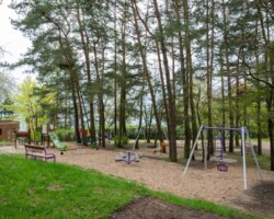 Strefa zabaw dla dzieci w ośrodku Róża Wiatrów – idealne miejsce do rodzinnego wypoczynku nad jeziorem Święcajty Strefa zabaw dla dzieci w ośrodku Róża Wiatrów w Węgorzewie, nad jeziorem Święcajty